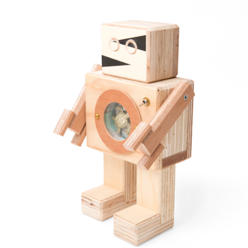 Limited Edition Rijkswachter; in zijn buik zit een diorama: een stilleven, aangelicht met LEDlampjes.