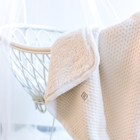 De collectie Soft Dots biedt uitkomst met tal van praktische, tijdloze producten die tegelijkertijd het hele interieur verfraaien. Fairandcute_NL_soft dots - deken teddy