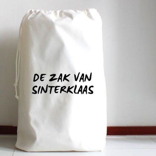 Veel mooier dan zo'n jutte zak! Deze zak van Sinterklaas kan je kopen bij Koetjes en Kaartjes.