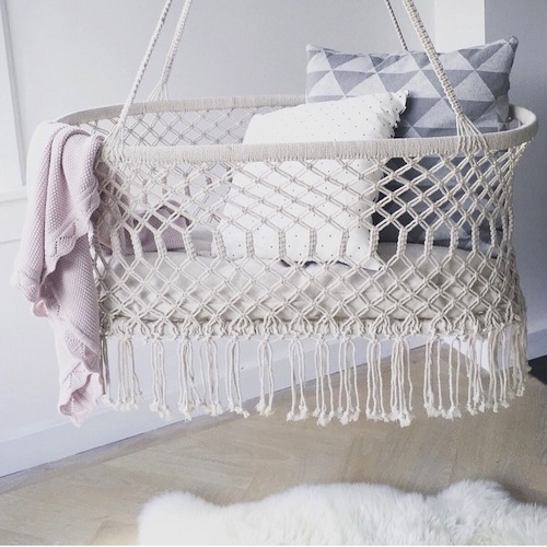 Helemaal verliefd op deze mooie hangwieg voor de baby. Te koop via de nieuwe webshop Rock that Label.