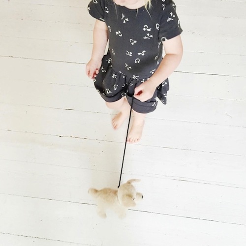 Is het geen cutie in deze outfit van QTIE!?