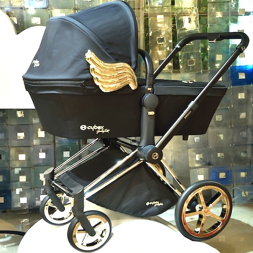 YES! Cybex heeft opnieuw samengewerkt met Jeremy Scott wat dit pracht exemplaar heeft opgeleverd!