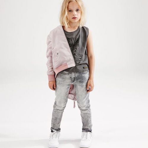 Must-have van dit seizoen, de bomber. En dan het liefst deze roze van Finger in the Nose.