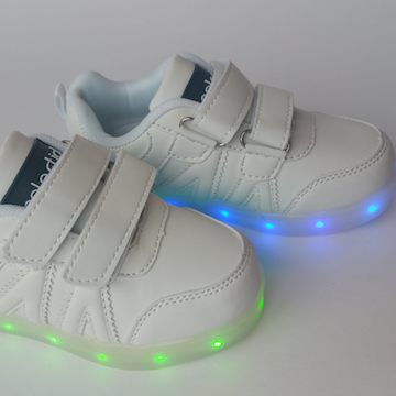Opvallen! Met deze lichtgevende sneakers van Celestialfootwear via Omoda