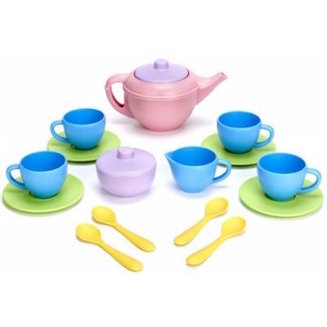 Leuk spelen en iets goeds doen voor de aarde! Het kinderserviesje is gemaakt van eco vriendelijk plastic afkomstig van melkflessen! Via Benjamin Bengel.