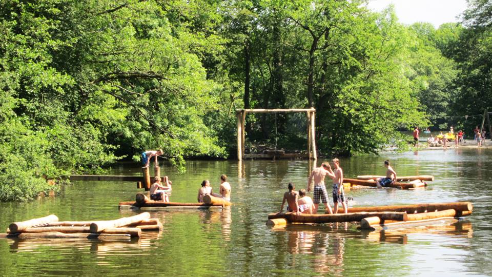 AVONTUURLIJKE WATERSPEELPLEK IN HET AMSTERDAMSE BOS