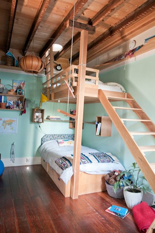 Kidsrooms with woodenfloor