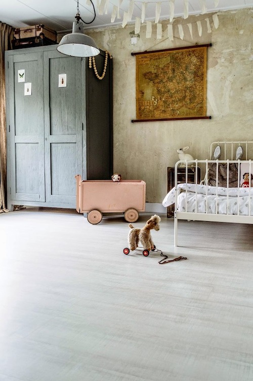 Kidsrooms with woodenfloor