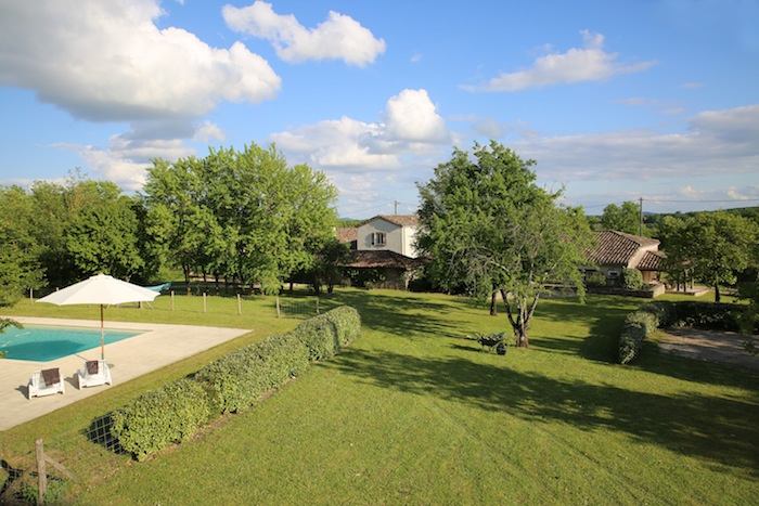 Boulede Frankrijk zwembad met huizen