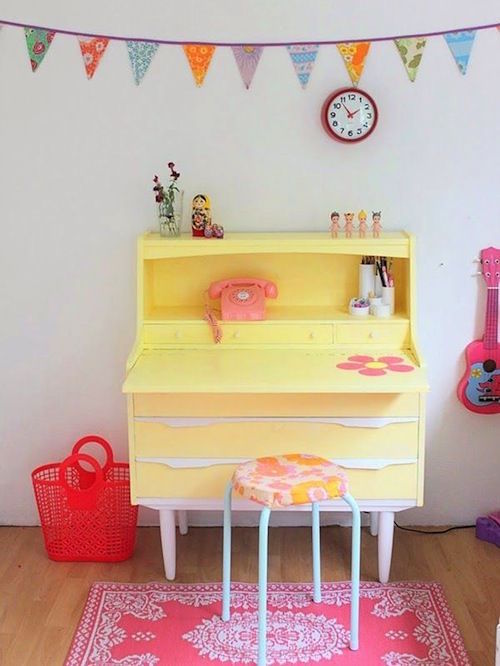 Gele kast kinderkamer