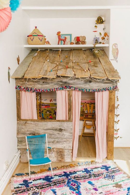 petitandsmall.com:rustic-playhouse-kids-room: