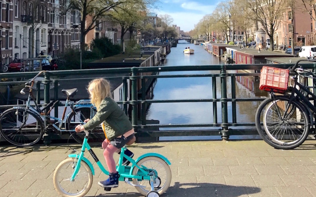 BOBBI FIETSEND DOOR DE CITY; WAAR MOET JE OP LETTEN BIJ HET KOPEN VAN EEN KINDERFIETS