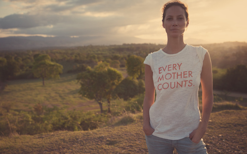 CHRISTY TURLINGTON WERKT SAMEN MET TOMS VOOR EVERY MOTHER COUNTS