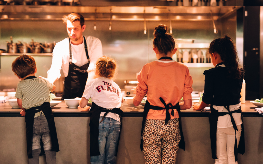 AAN TAFEL IN RESTAURANT CARSRENS; UITJE WAARBIJ JE LEKKER EET EN KINDEREN LEREN OVER PRODUCTEN