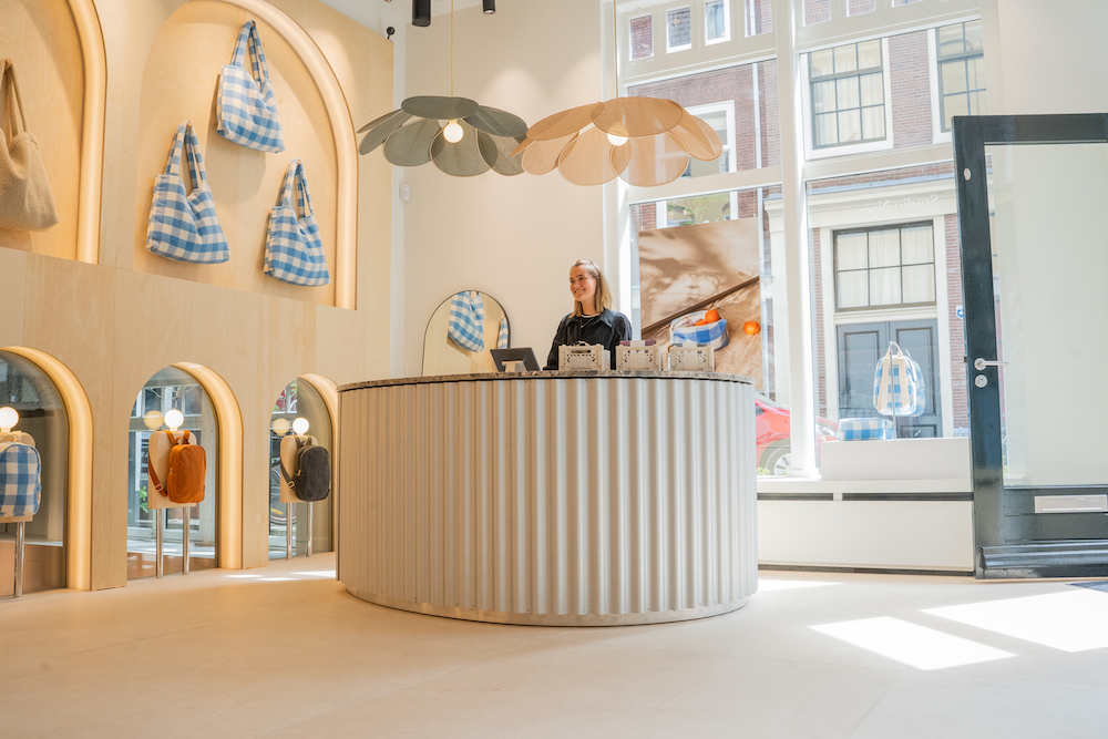 STUDIO NOOS OPENT EERSTE WINKEL IN AMSTERDAM