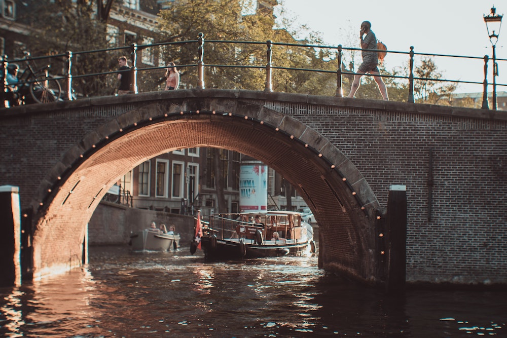 VERKEN AMSTERDAM MET EEN SALONBOOT!