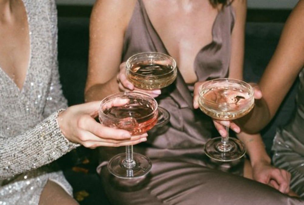 GIRLS NIGHT? MET DEZE TIPS ORGANISEER JE THUIS EEN WIJNPROEVERIJ